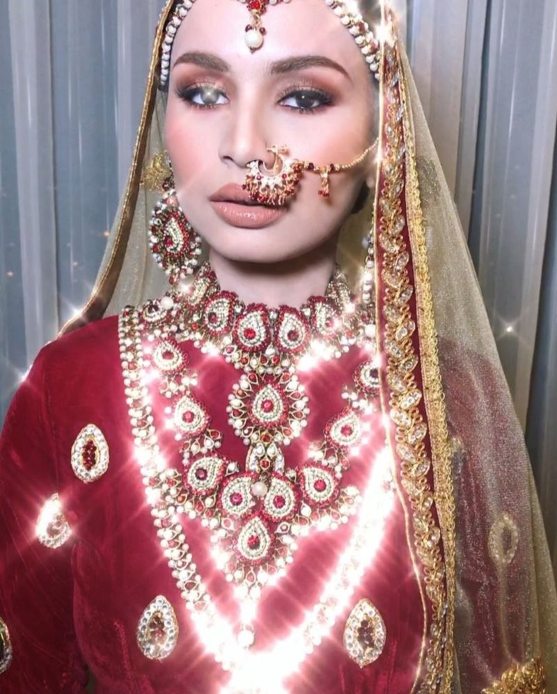 izara aishah kelihatan seperti heroin hindustan di majlis malam berinainya semalam